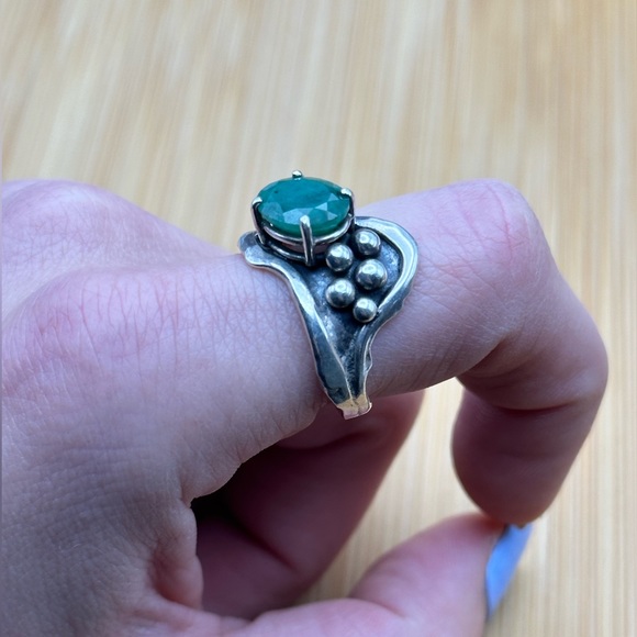 925 Sterling Silver Emerald Stone Ring - Picture 8 of 13